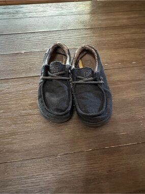 Hey Dude Boys Sz 2 Wally Basic Black Slip-Ons